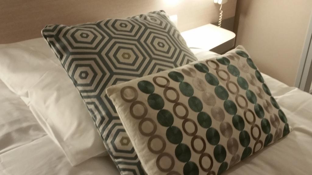 Hotel Le Chantereigne Les Noes-pres-Troyes Екстериор снимка