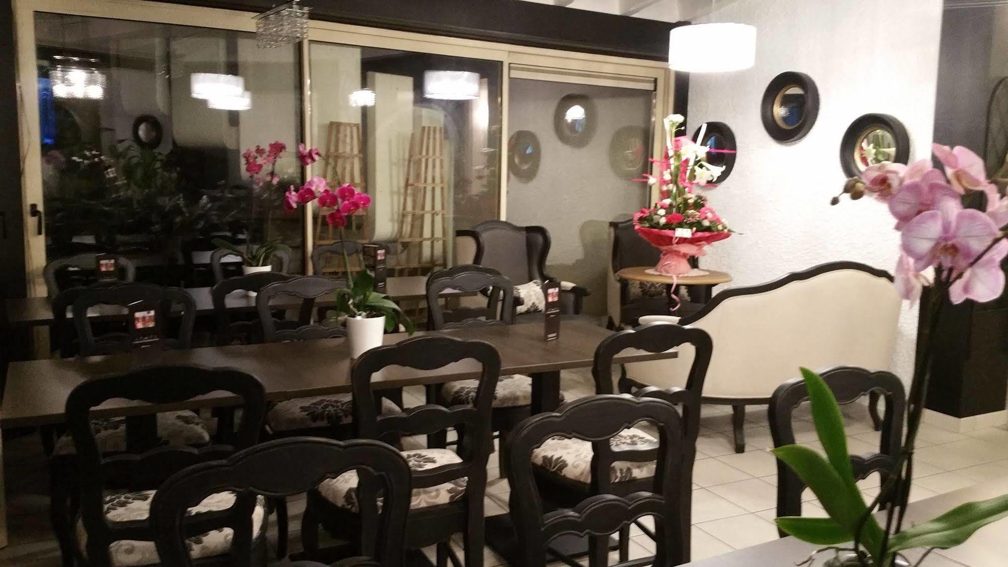 Hotel Le Chantereigne Les Noes-pres-Troyes Екстериор снимка
